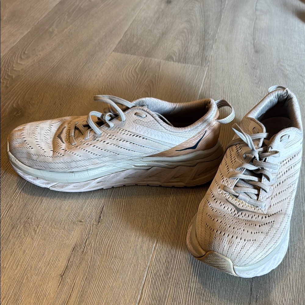 Hoka Arahi 4 Nude Sneakers size 9.5